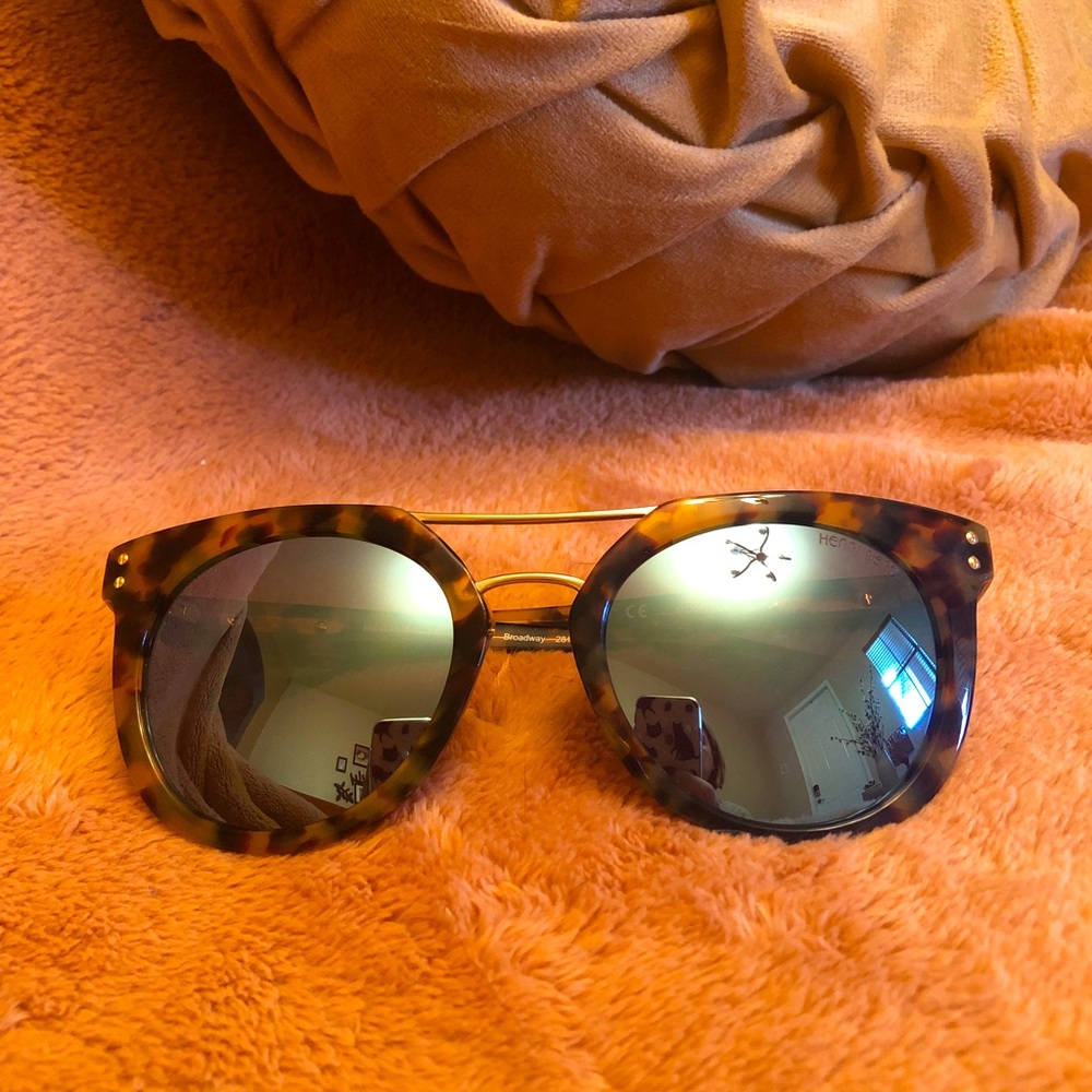Beautiful tortoise Henri Bendel sunglasses 😎
